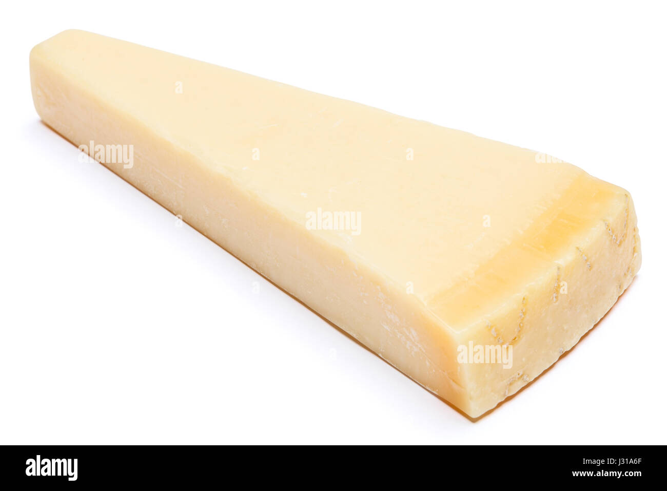 Pezzo di formaggio parmigiano isolati su sfondo bianco Foto Stock