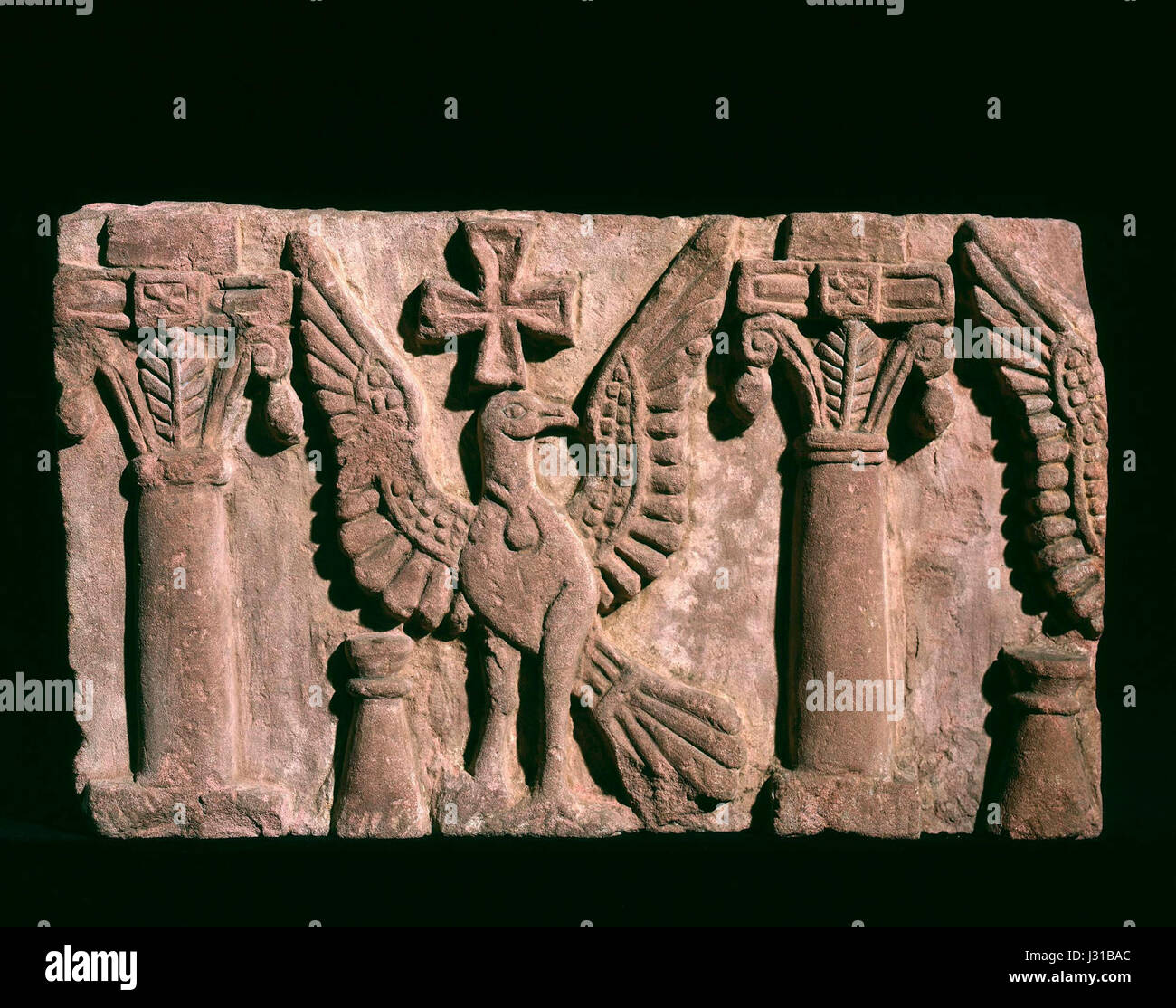 Questa immagine mostra un blocco di fregio dall'abside della Cattedrale di Faras, creato da un laboratorio nubiano. L'opera d'arte fa parte del ricco patrimonio culturale dell'antico regno nubiano e presenta temi religiosi e architettonici. Foto Stock