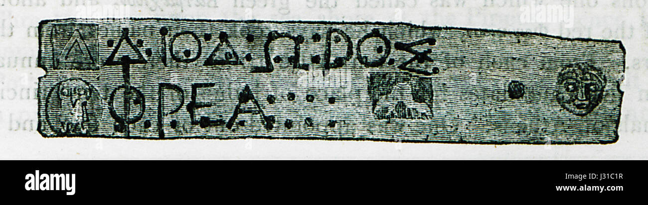 Questa lamina di bronzo, datata al 1819, rivela che un sepolcro conteneva i resti di un giudice ateniese di nome Diodoro, che prestò servizio nel tribunale. Fornisce preziose prove archeologiche di pratiche giudiziarie e tradizioni sepolcrali greche. Foto Stock