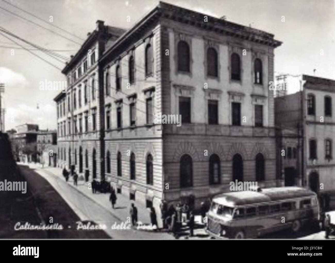 Questa foto storica mostra il Palazzo delle Poste di CL, catturando i dettagli architettonici e il significato di questo edificio come fulcro civico e postale durante il suo tempo. Foto Stock