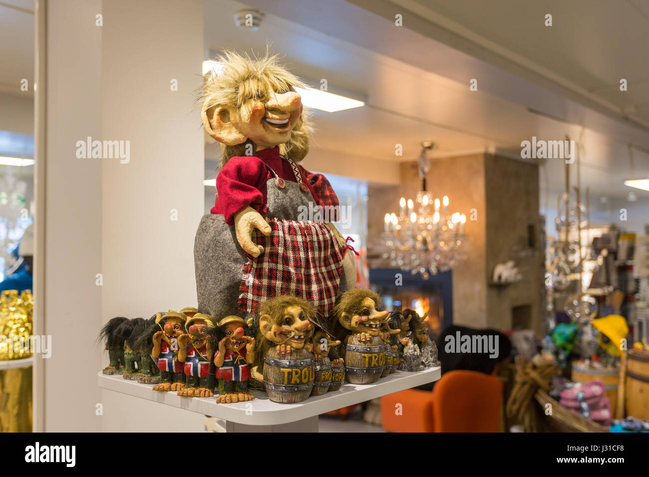 Leknes, Norvegia - 19 Marzo 2017: tradizionale souvenir norvegese sulla vetrina del negozio turistico nella città di Leknes Foto Stock