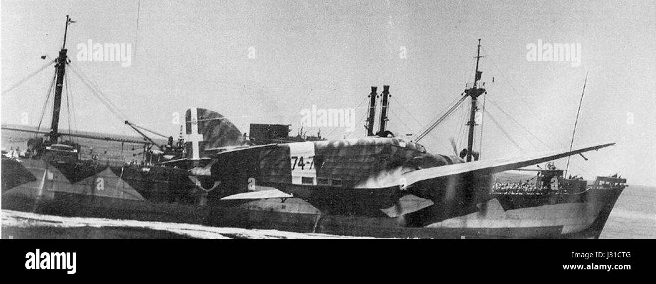 Il Savoia Marchetti SM 79 Sparviero era un bombardiere medio italiano utilizzato durante la seconda guerra mondiale. Guadagnò fama per il suo ruolo nell'attacco delle navi mercantili, dimostrando la sua efficacia nella guerra navale. Foto Stock