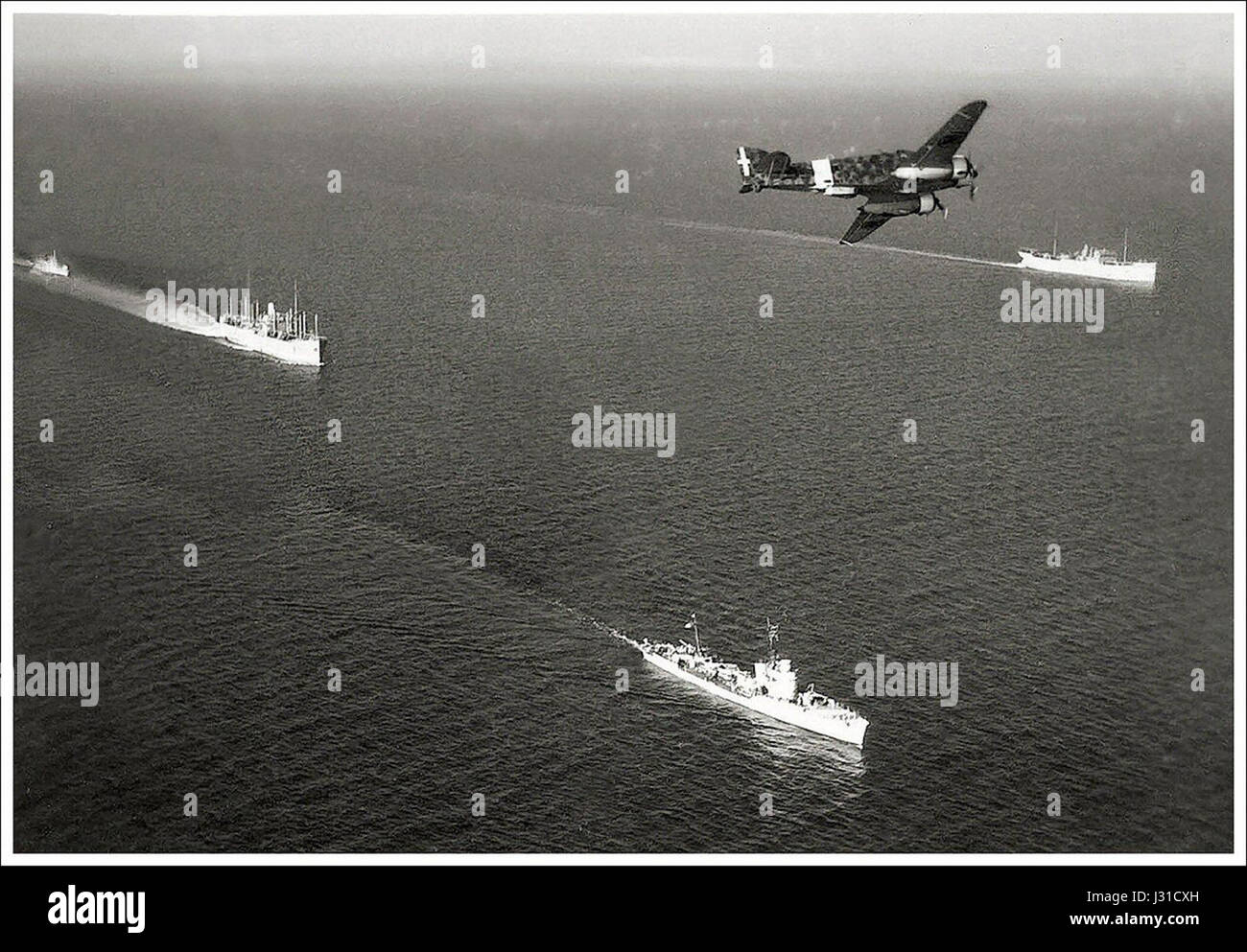 Il Savoia-Marchetti SM.79 era un bombardiere trimotore italiano utilizzato durante la seconda guerra mondiale. Questa fotografia mostra l'aereo in azione, evidenziando il suo ruolo nelle operazioni di combattimento. Foto Stock