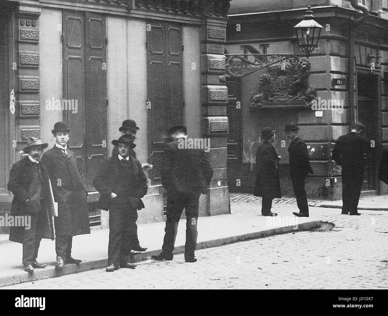 Apoteket Kronans skylt, dal 1907, si riferisce al segno iconico di una farmacia svedese, un significativo punto di riferimento culturale e storico. Il segno, risalente all'inizio del XX secolo, rappresenta la storia del commercio e della sanità svedese. Foto Stock