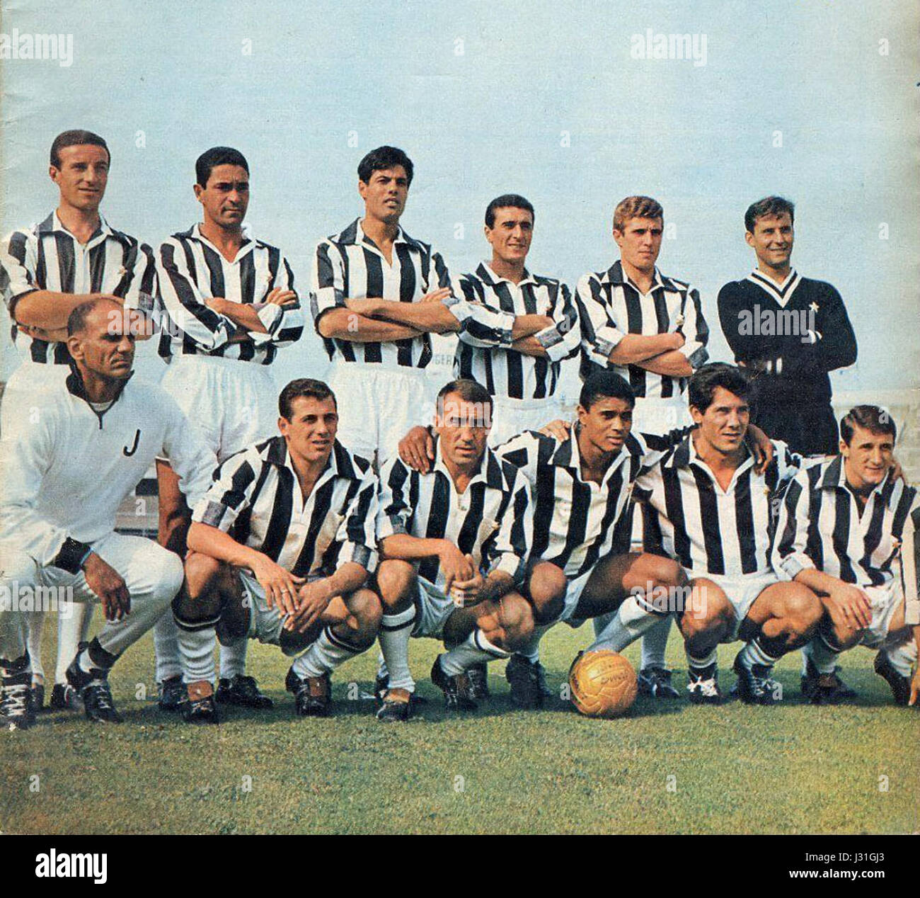 Questo si riferisce alle prestazioni e alla composizione della squadra della Juventus Football Club durante la stagione 1963-64, mostrando i giocatori chiave del club e i risultati significativi nel calcio italiano all'epoca. Foto Stock