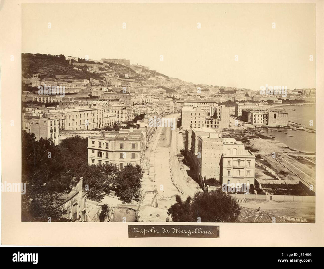 Un riferimento a Mergellina, un quartiere di Napoli, in Italia, che ne sottolinea l'importanza geografica e le caratteristiche locali, come la posizione sul mare e l'ambiente urbano. Foto Stock