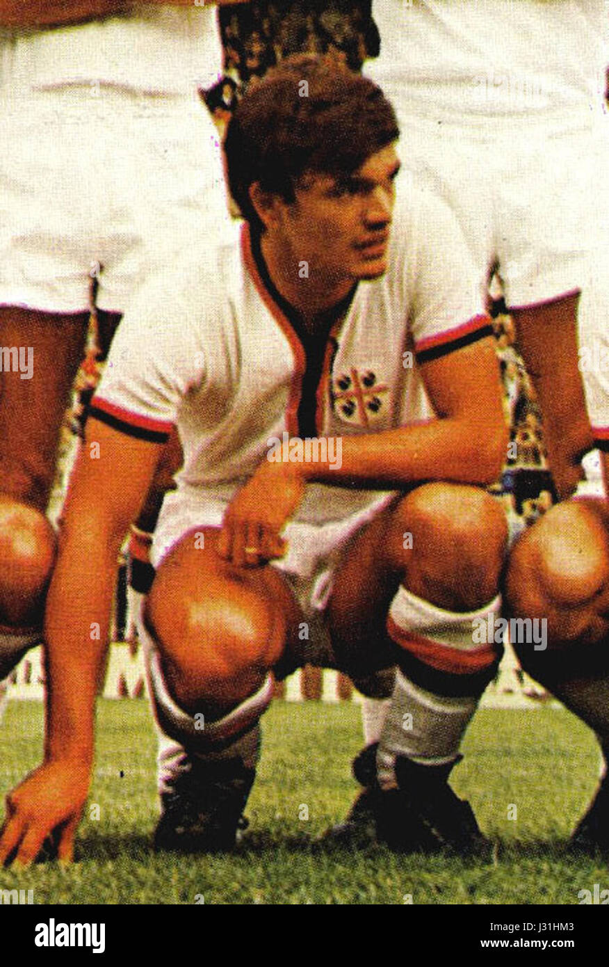 L'immagine mostra Sergio Gori, calciatore del Cagliari, durante la stagione di serie A 1969-70 in Italia. Gori è stato un giocatore chiave per il club durante questo periodo, contribuendo ai loro successi in campionato. Foto Stock