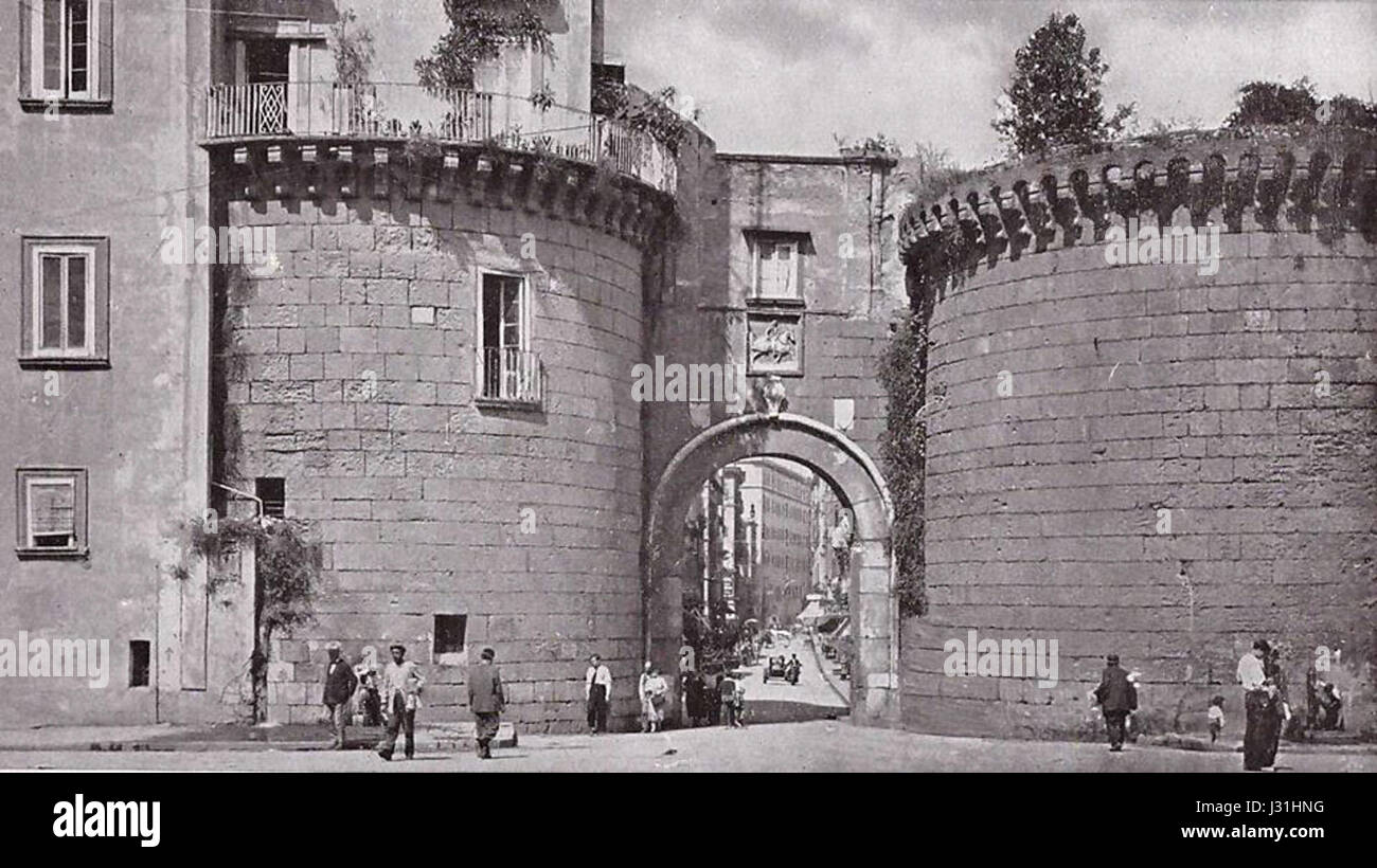 Napoli, Porta Nolana Foto stock - Alamy
