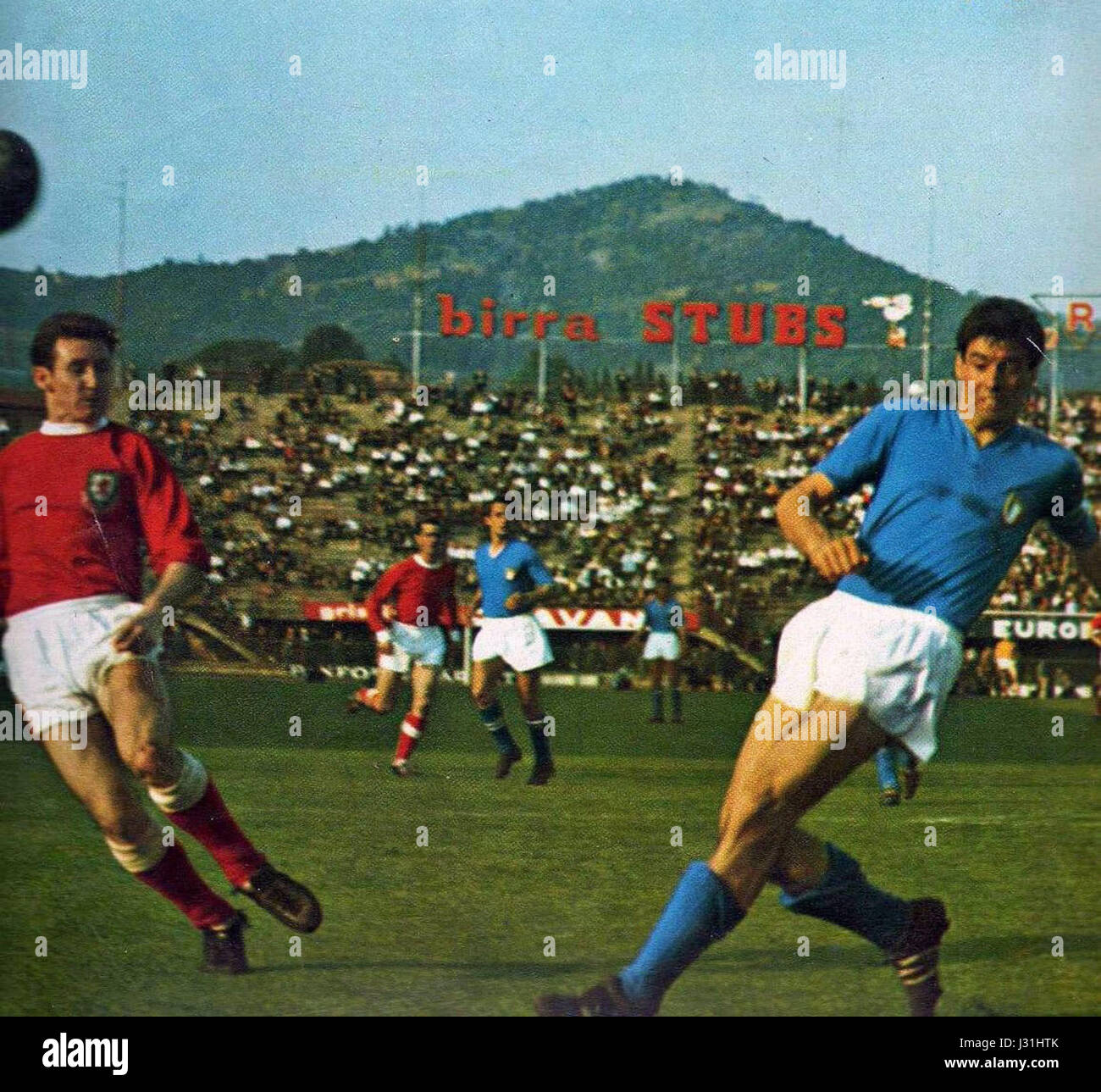 Una partita di calcio tra Italia e Galles tenutasi a Firenze nel 1965, con una notevole performance di Sandro Salvadore, un calciatore italiano. La partita fa parte delle partite internazionali della stagione 1965. Foto Stock Una partita di calcio tra Italia e Galles tenutasi a Firenze nel 1965, con una notevole performance di Sandro Salvadore, un calciatore italiano. La partita fa parte delle partite internazionali della stagione 1965. Foto Stock