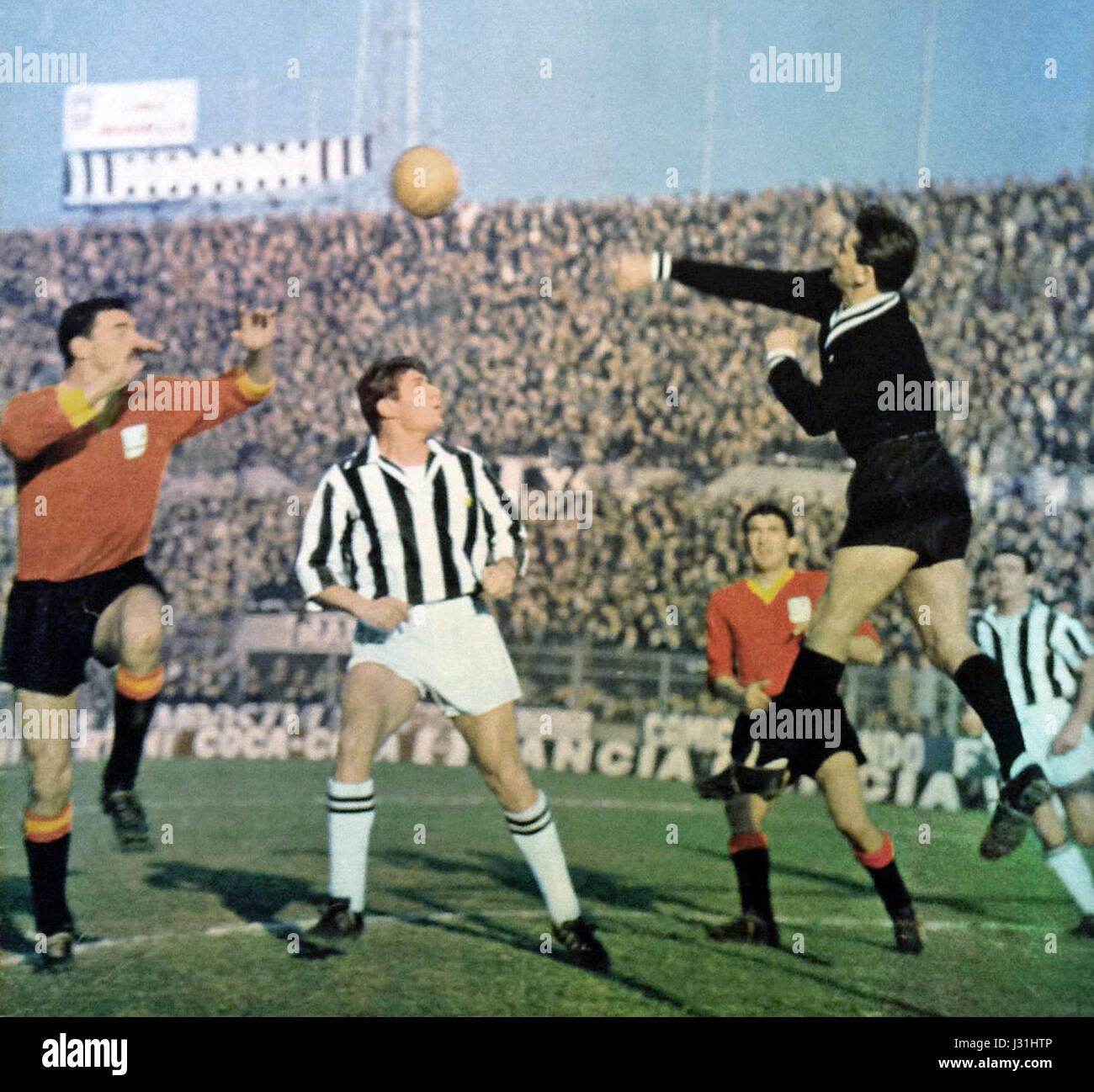 Questo titolo si riferisce a una partita della stagione 1964-65 di serie A tra la Juventus FC e l'ACR Messina. Roberto Anzolin era il portiere della Juventus, e la partita fa parte della storia del campionato di calcio di Italyâ. Foto Stock