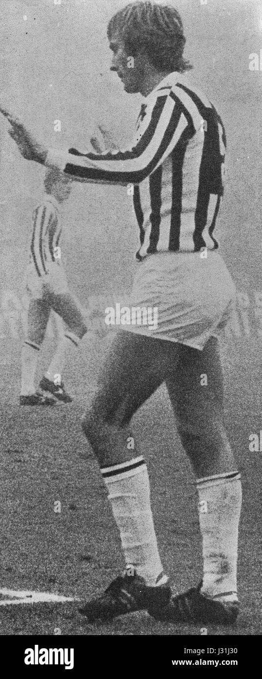 La partita di serie A 1975-76 tra Torino e Juventus vide la partecipazione di Francesco Morini, giocatore chiave della Juventus durante quella stagione. La partita è stata significativa nel campionato italiano di calcio, con entrambe le squadre che hanno forti storie e rivalità. Foto Stock