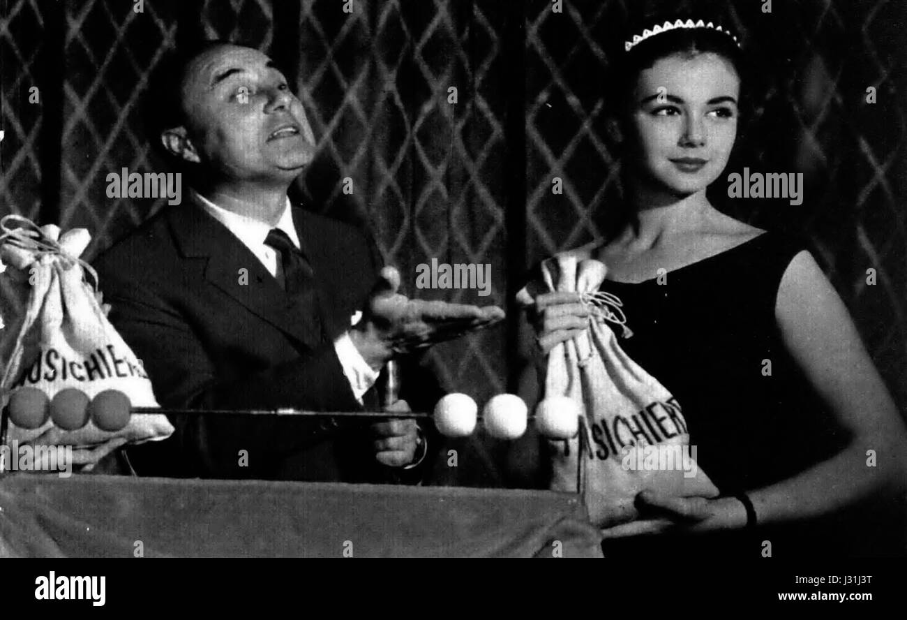 Mario Riva e Lorella De Luca, famosi per le loro esibizioni alla televisione italiana, sono raffigurati nello spettacolo degli anni '1960 "il Musichiere". Questo programma era un gioco basato sulla musica popolare che mostrava la cultura musicale italiana. Foto Stock