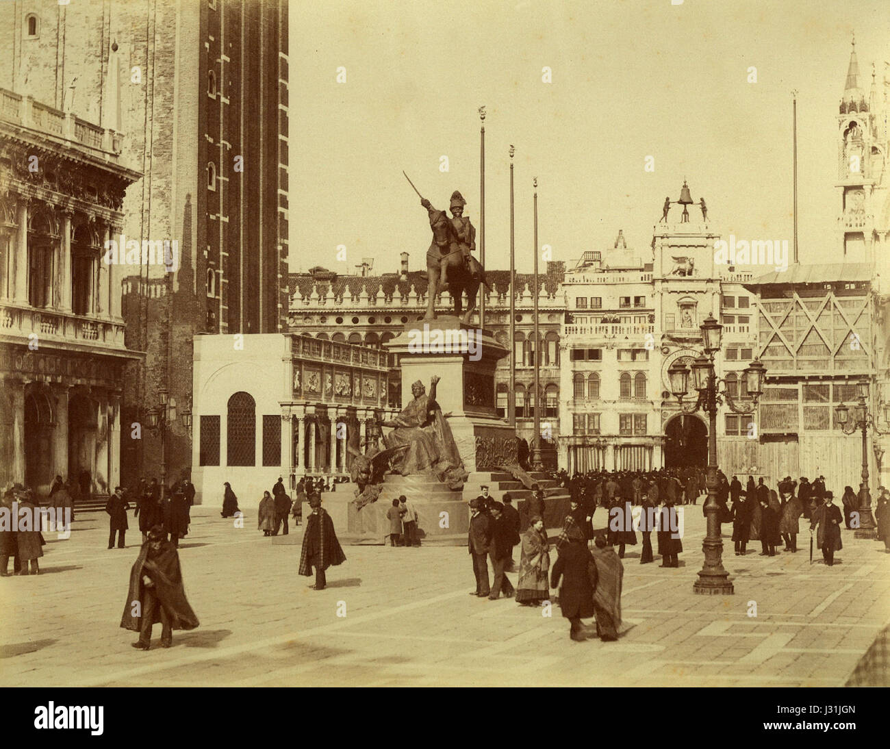 Questa copia del monumento a Vittorio Emanuele II a Venezia (1887) funge da scultura commemorativa che celebra il primo re d'Italia, una figura significativa nell'unità d'Italia. Foto Stock