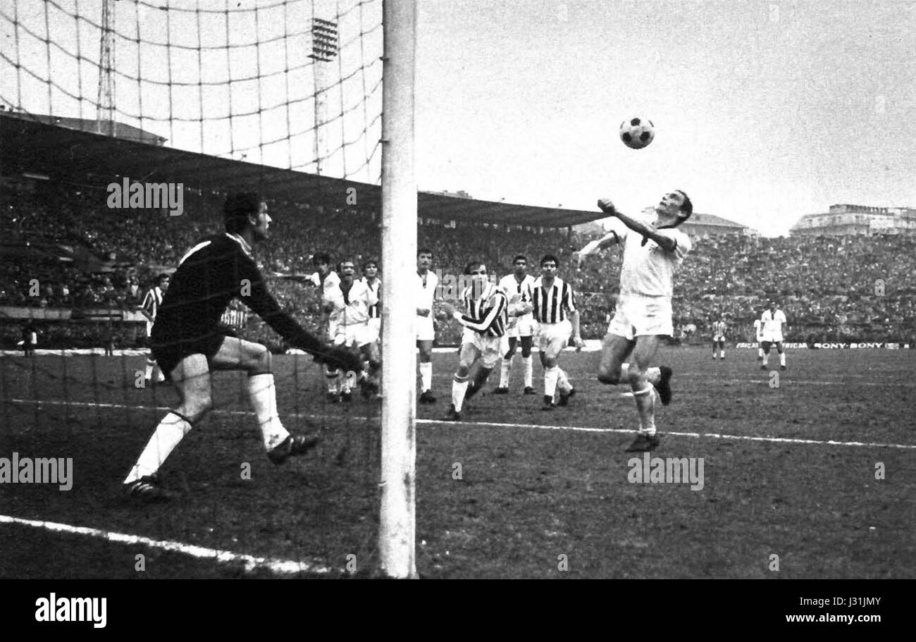 Serie A 1969-70 - Gigi Riva il punteggio per Cagliari v Juventus a Torino (2) Foto Stock