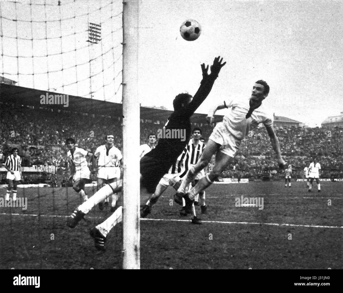 Serie A 1969-70 - Gigi Riva il punteggio per Cagliari v Juventus a Torino (3) Foto Stock