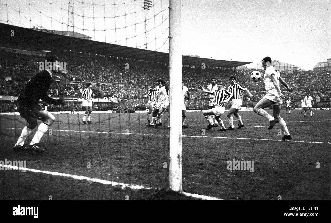 Serie A 1969-70 - Gigi Riva il punteggio per Cagliari v Juventus di Torino (1) Foto Stock