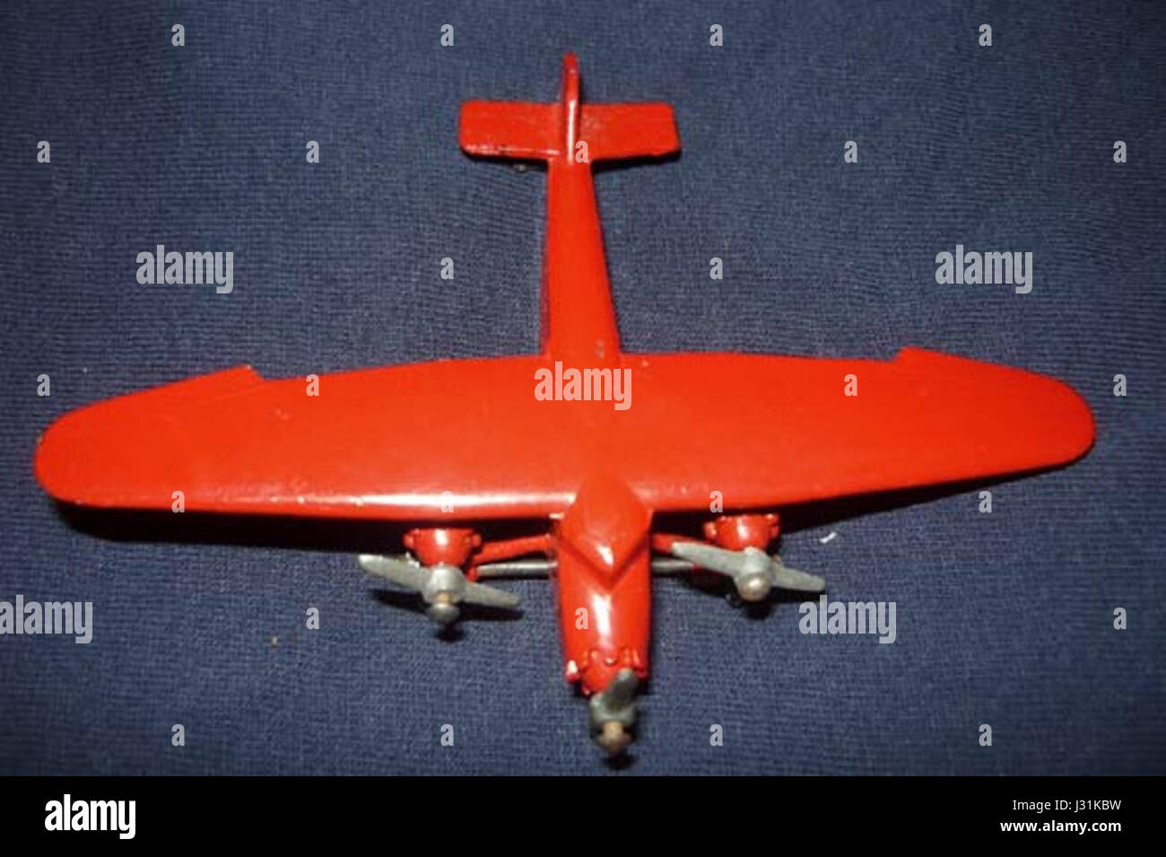 Questa fotografia raffigura un piccolo trimotore rosso, che mostra la prima tecnologia aeronautica. La progettazione dei trimotori rappresenta una fase importante nello sviluppo della storia dell'ingegneria aeronautica e dei viaggi aerei. Foto Stock