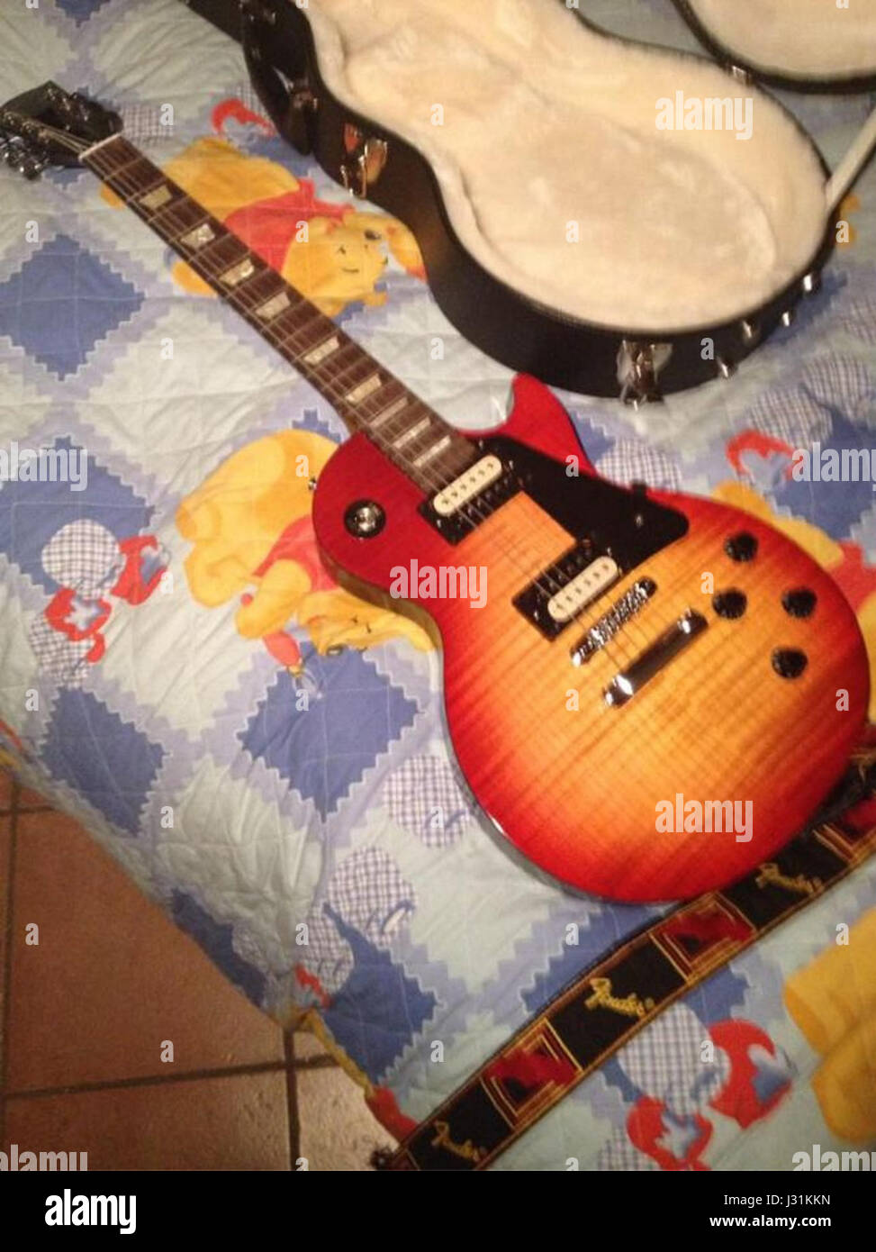 La foto mostra una Gibson Les Paul, una delle chitarre elettriche più iconiche della storia. Conosciuta per il suo suono ricco e la sua maestria artigianale, la chitarra Les Paul è stata una delle preferite dai musicisti del rock, del jazz e del blues fin dalla sua creazione. Foto Stock