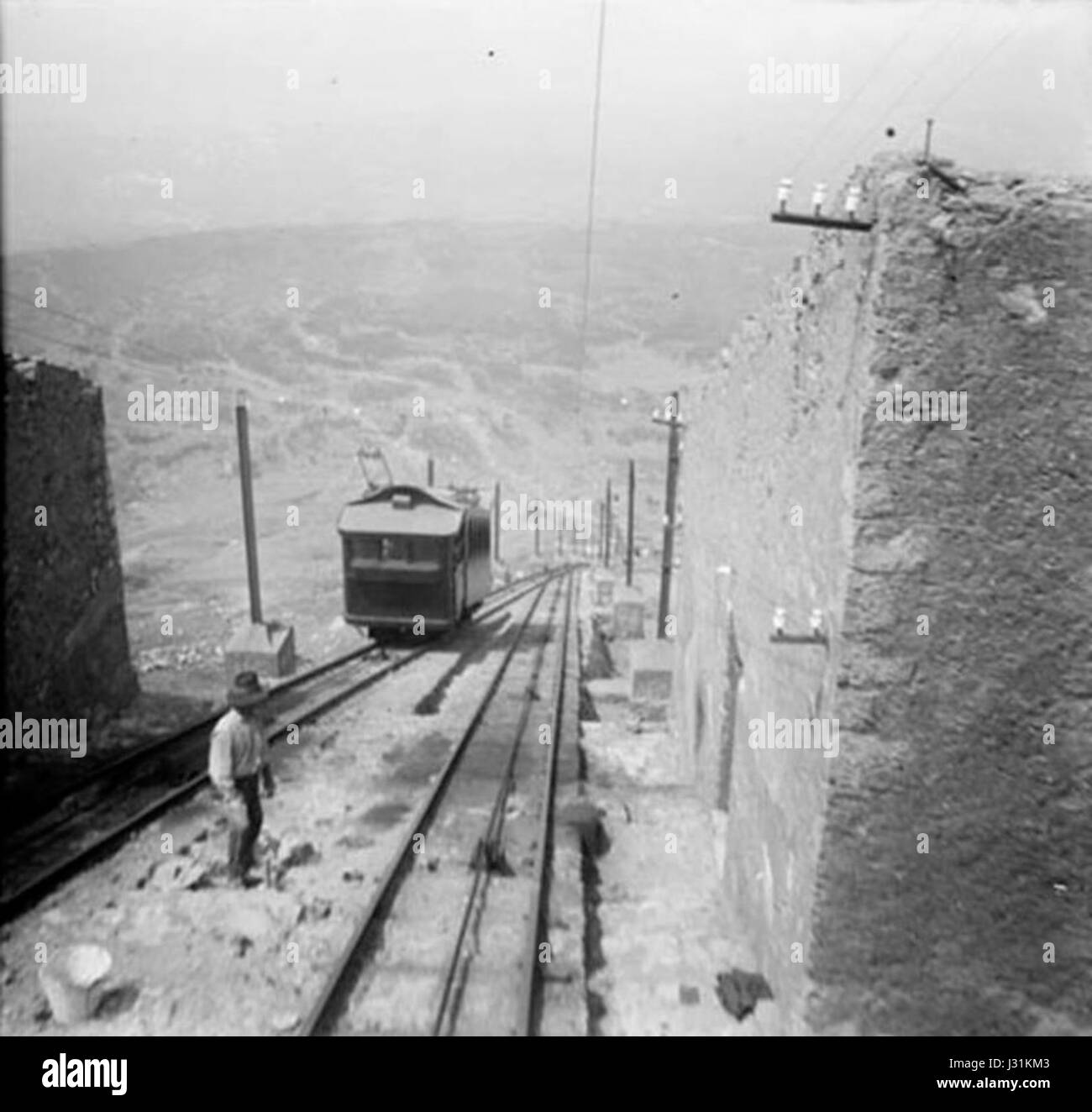 La funicolare del Vesuvio offre ai visitatori un giro panoramico sul vulcano, offrendo vedute panoramiche della regione circostante. Questo metodo di trasporto è essenziale per raggiungere la vetta del Vesuvio, offrendo un modo sicuro e piacevole per vivere le bellezze naturali della zona. Foto Stock