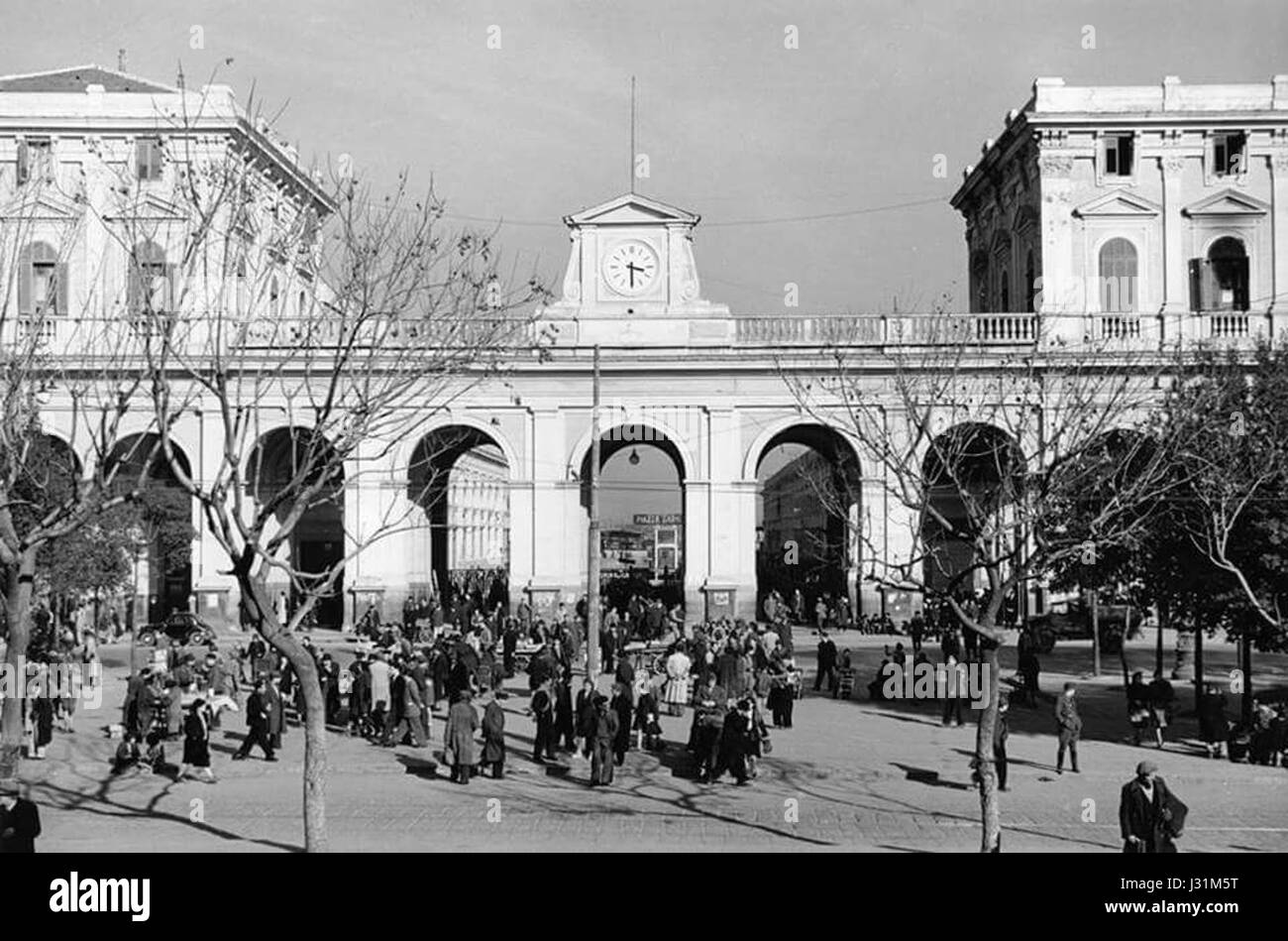 Questa fotografia cattura la stazione centrale di Napoli, in Italia, mostrando la sua architettura storica e il ruolo di fulcro dei trasporti. Foto Stock
