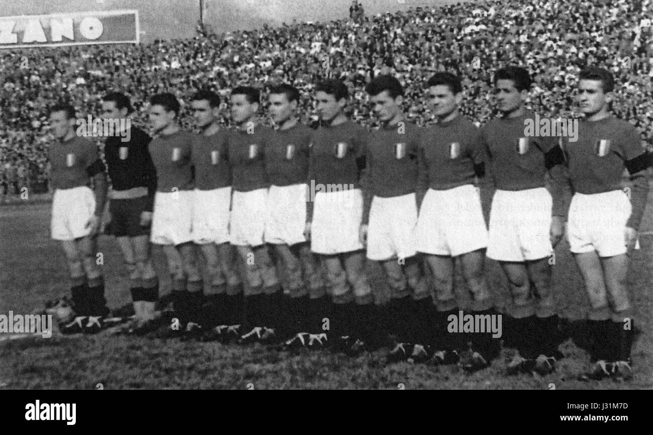 "AC Torino - i ragazzi del 1949" è un tributo alla leggendaria squadra di calcio del Torino, i cui giocatori sono tragicamente morti in un incidente aereo nel 1949. La squadra, nota per la sua abilità e il suo dominio, rimane una parte iconica della storia del calcio italiano. Foto Stock