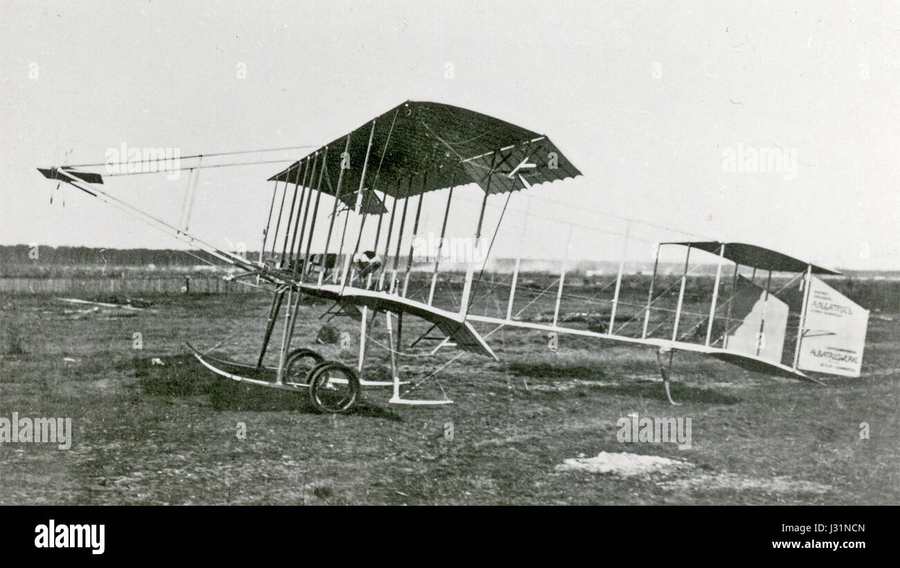 Gli aerei Albatros e Farman si riferiscono alle innovazioni dell'aviazione dei primi anni del XX secolo. L'Albatros era un aereo tedesco utilizzato nella prima guerra mondiale, noto per il suo design distintivo e il suo ruolo nel combattimento aereo. L'aereo Farman, progettato dal pioniere dell'aviazione francese Henri Farman, giocò un ruolo significativo nel primo sviluppo dell'aviazione. Il riferimento cirillico suggerisce l'inclusione di un contesto russo, probabilmente legato alla prima aviazione sovietica. Foto Stock