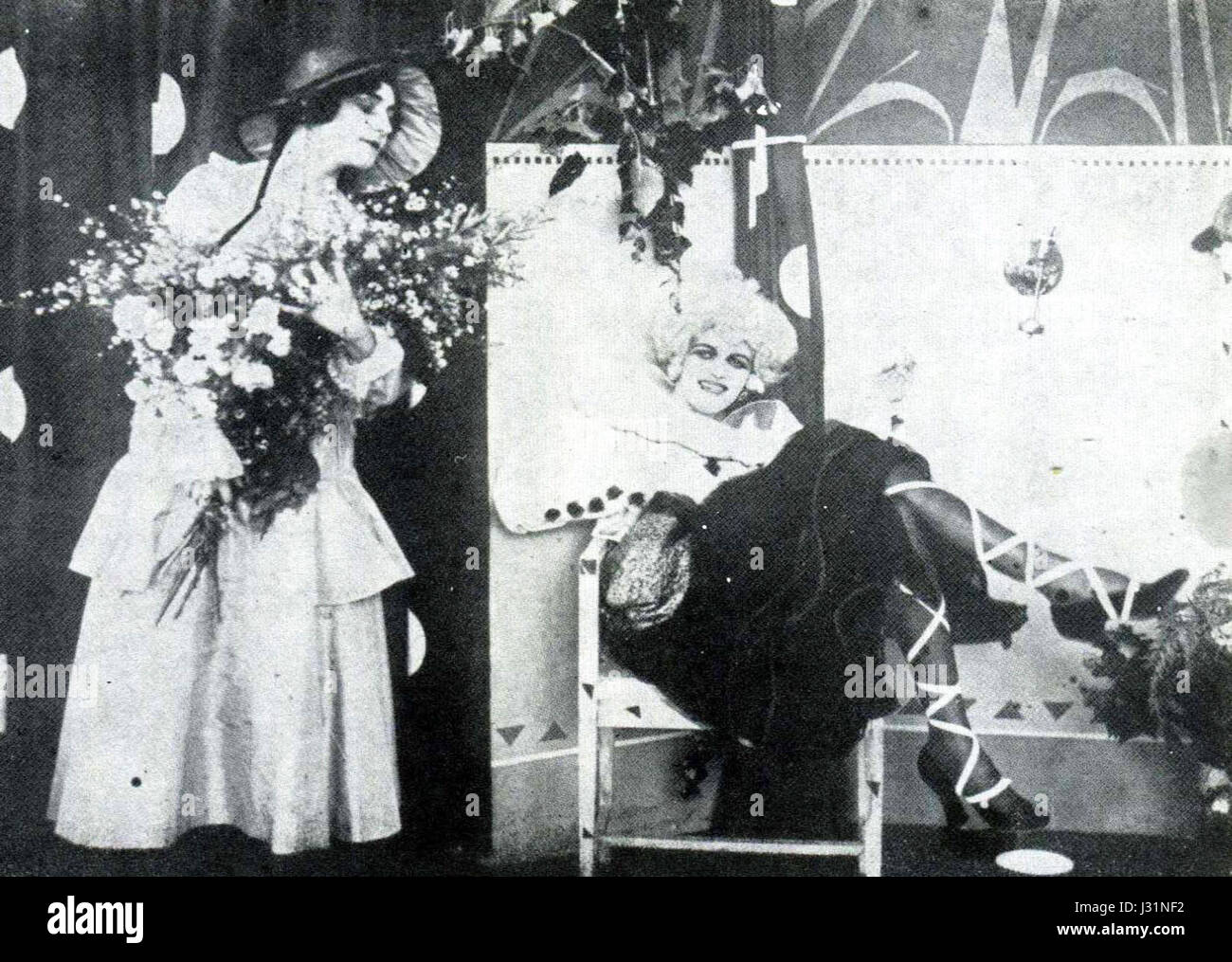 Thais (1917) è un film muto italiano diretto da Enrico Guazzoni, tratto dal romanzo di Anatole France. Racconta la storia di un viaggio spirituale di womanÂ nell'antica Alessandria. Il film mette in risalto le prime tecniche di narrazione e di visione del cinema italiano. Foto Stock