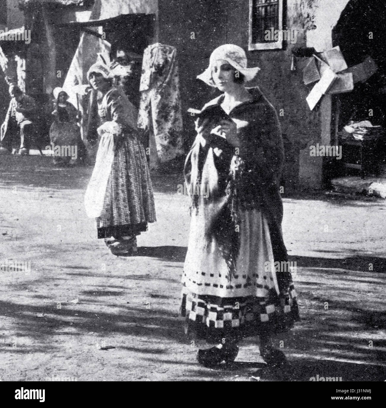 Il *Duezoccolett 1919* è un'opera storica significativa, possibilmente legata alla storia culturale italiana o europea dei primi anni del XX secolo, legata all'arte, alla politica o agli eventi sociali. Foto Stock