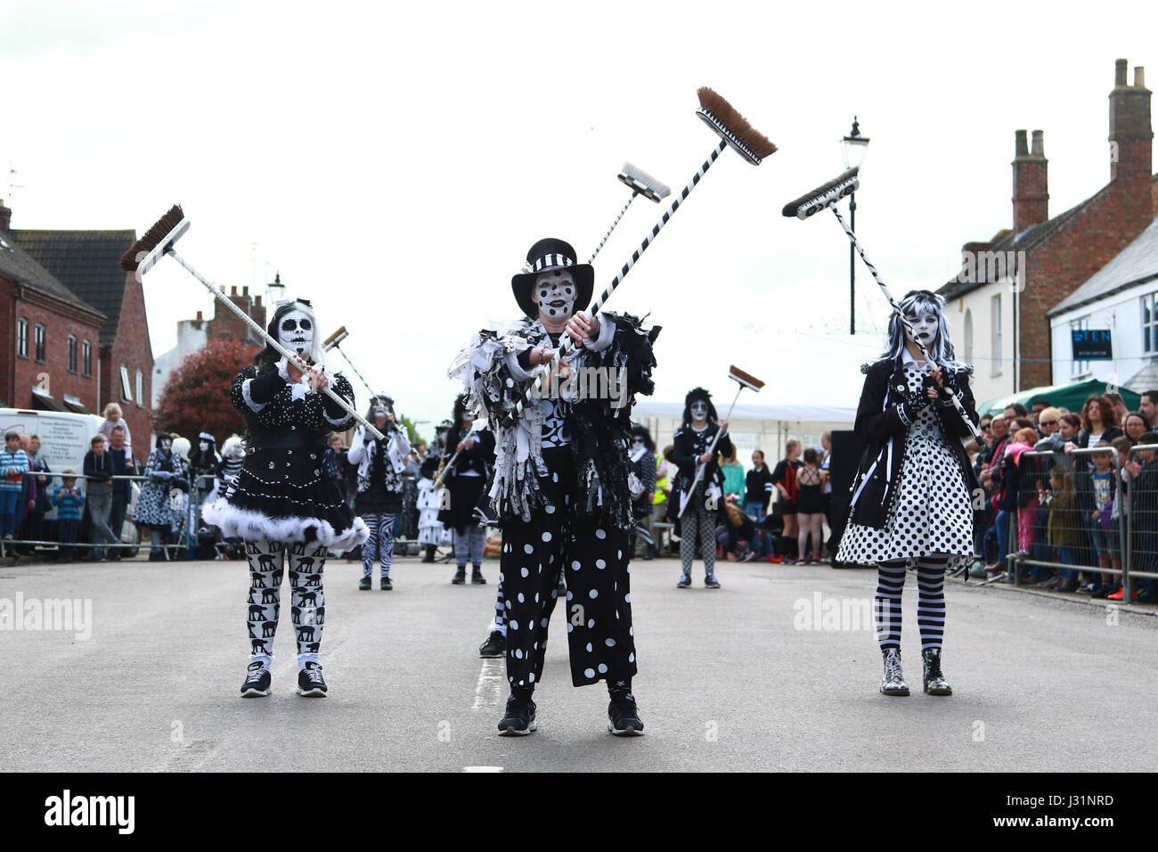 Stilton, Cambridgeshire, Regno Unito. 01 Maggio, 2017. Diga di maiale Molly intrattengono il pubblico. Le vacanze di Maggio e formaggio in rotolamento Stilton, Cambridgeshire. Il formaggio a concorrenza di laminazione è un giorno di maggio lunedì festivo tradizione e rullo di concorrenti dei blocchi di legno lungo la strada principale al posto del formaggio Stilton che ha preso il suo nome dal villaggio. Formaggio la laminazione . Stilton, Cambridgeshire, Regno Unito . 01.05.2017 Credito: Paolo Marriott/Alamy Live News Foto Stock