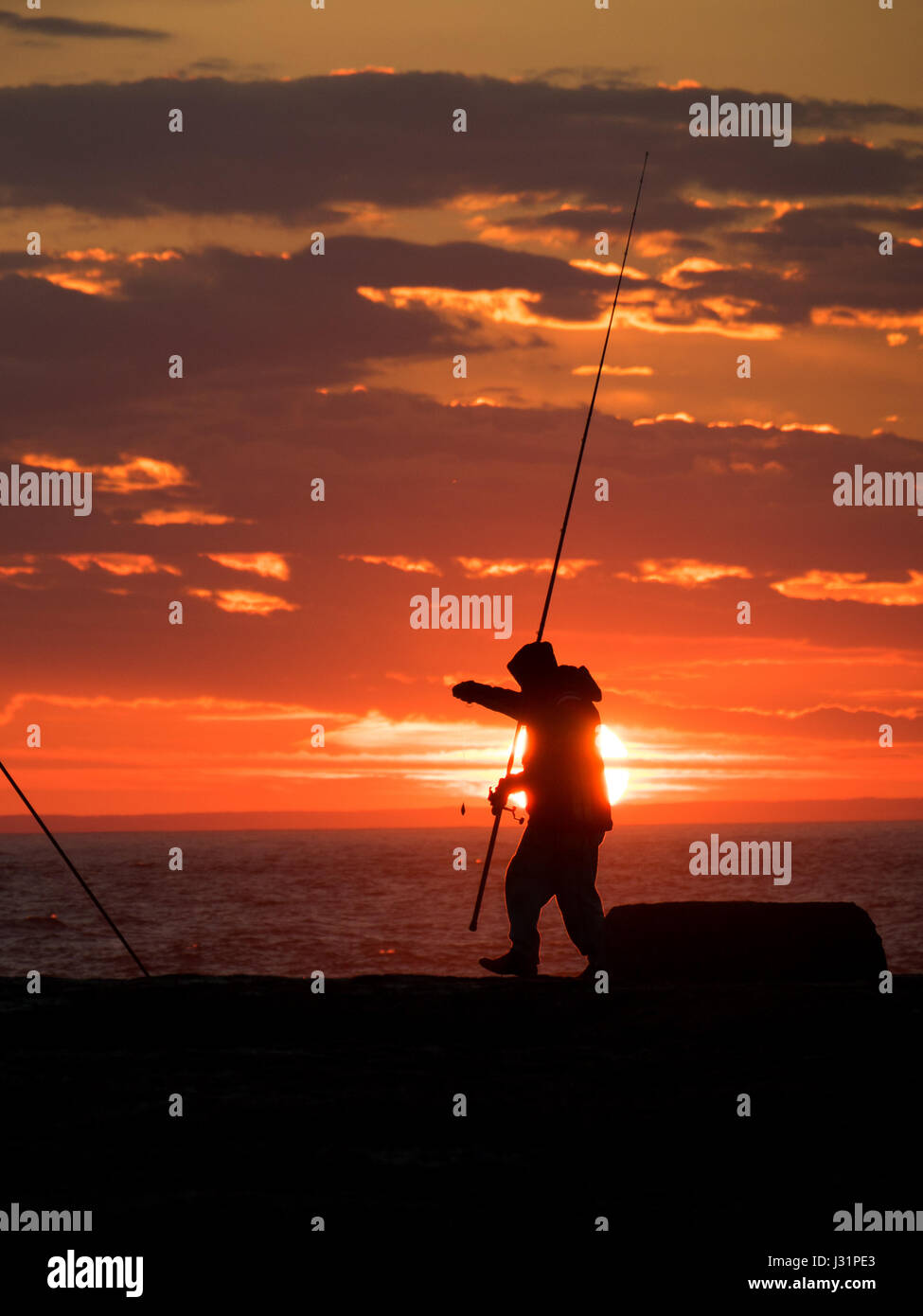 Portland, Dorset, Regno Unito. Il 1 maggio 2017. Pescatore alla fine della giornata con il sole che tramonta dietro. Credito/DTNews Alamy Live News Foto Stock