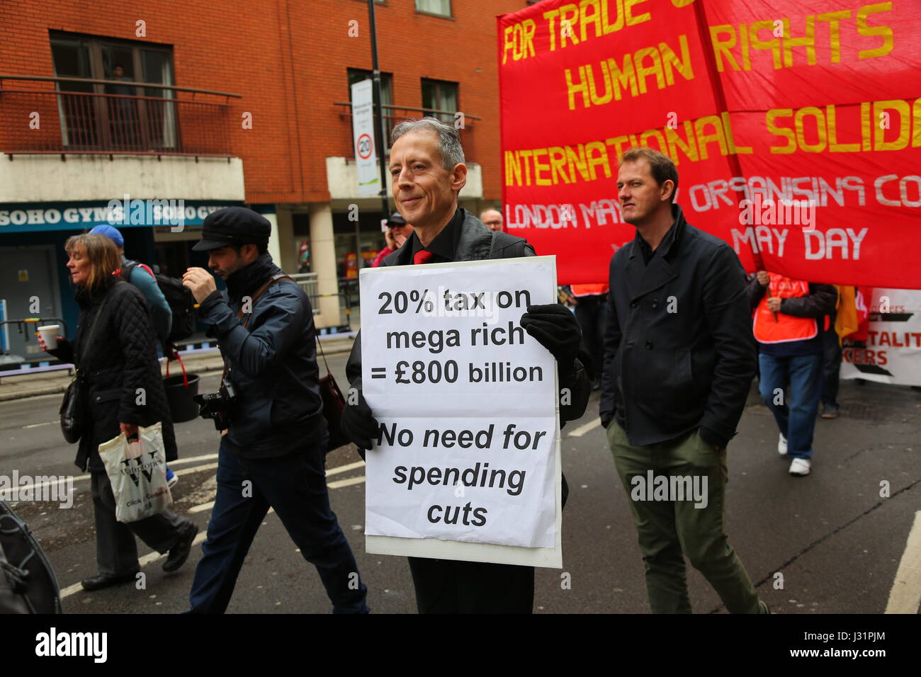 Londra, Regno Unito. Il 1 maggio, 2017. Ballerini, artisti e dei lavoratori che partecipano al giorno di maggio marzo in una mostra di solidarietà dei lavoratori. Una protesta contro lo sfruttamento e la precarietà del lavoro e di emarginazione. Credito: Penelope Barritt/Alamy Live News Foto Stock