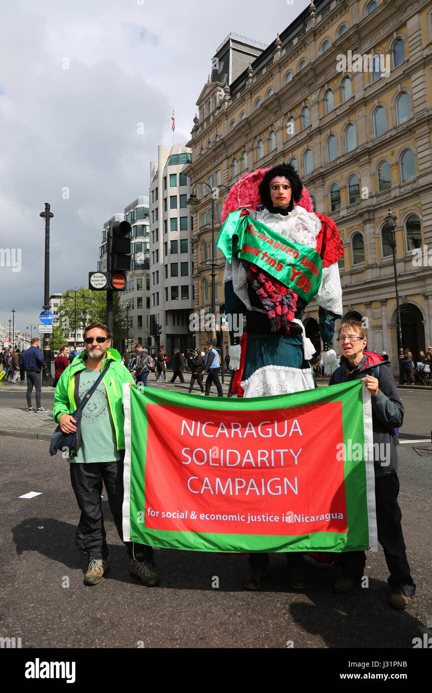 Londra, Regno Unito. Il 1 maggio, 2017. Ballerini, artisti e dei lavoratori che partecipano al giorno di maggio marzo in una mostra di solidarietà dei lavoratori. Una protesta contro lo sfruttamento e la precarietà del lavoro e di emarginazione. Credito: Penelope Barritt/Alamy Live News Foto Stock