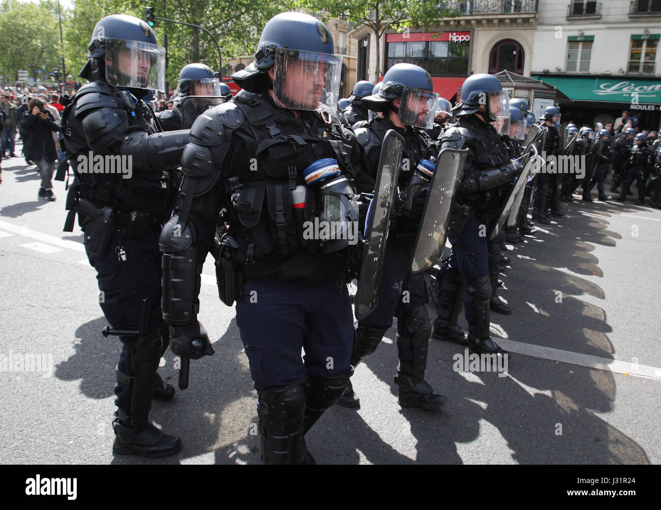Parigi, Francia. Il 1 maggio, 2017. Manifestante francese faccia poliziotti antisommossa durante il mese di marzo per l annuale giorno di maggio dei lavoratori rally a Parigi il 1 maggio 2017. Credito: VWPics/Alamy Live News Foto Stock