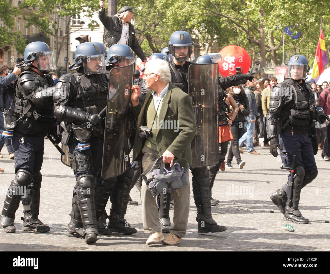 Parigi, Francia. Il 1 maggio, 2017. Manifestante francese faccia poliziotti antisommossa durante il mese di marzo per l annuale giorno di maggio dei lavoratori rally a Parigi il 1 maggio 2017. Credito: VWPics/Alamy Live News Foto Stock