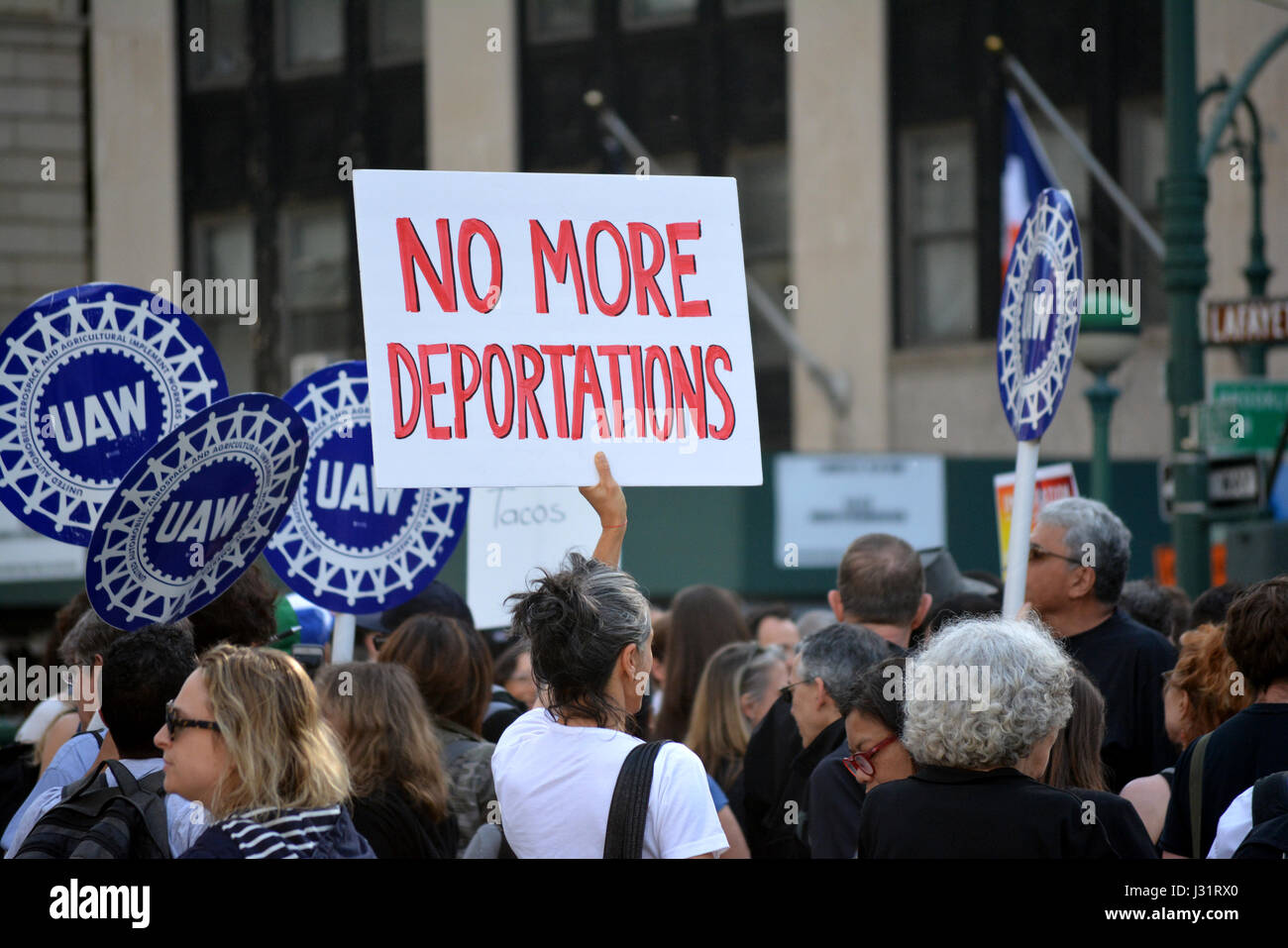 New York, Stati Uniti d'America. Il 1 maggio, 2017. Persone azienda segni in un giorno di maggio rally in New York City. Credito: Christopher Penler/Alamy Live News Foto Stock