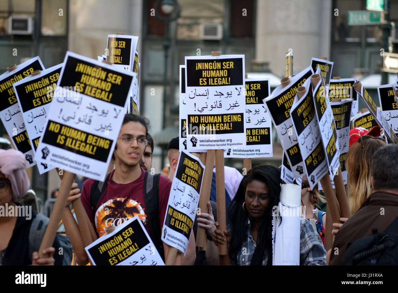 New York, Stati Uniti d'America. Il 1 maggio, 2017. Persone azienda segni in un giorno di maggio rally in New York City. Credito: Christopher Penler/Alamy Live News Foto Stock