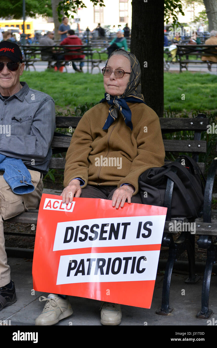 New York, Stati Uniti d'America. Il 1 maggio, 2017. Persone azienda segni in un giorno di maggio rally in New York City. Credito: Christopher Penler/Alamy Live News Foto Stock