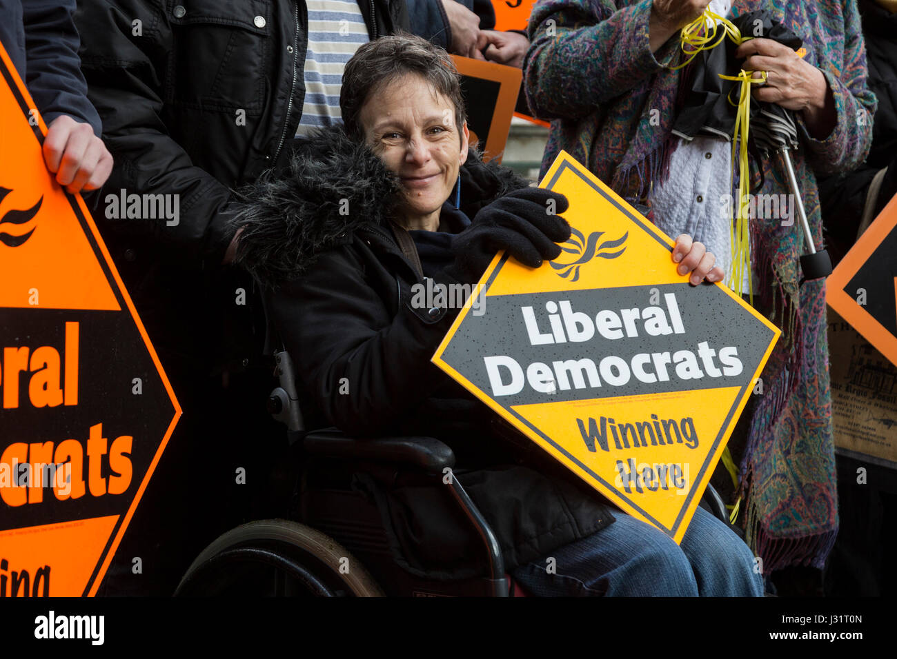 Londra, Regno Unito. Il 1 maggio, 2017. Lib attivisti di DEM in Crouch End. Tim Farron, leader del Partito europeo dei liberali democratici è la campagna a fianco di Londra Nord candidati per le elezioni generali in corrispondenza di Hornsey Town Hall di Crouch End. Credito: Immagini vibranti/Alamy Live News Foto Stock