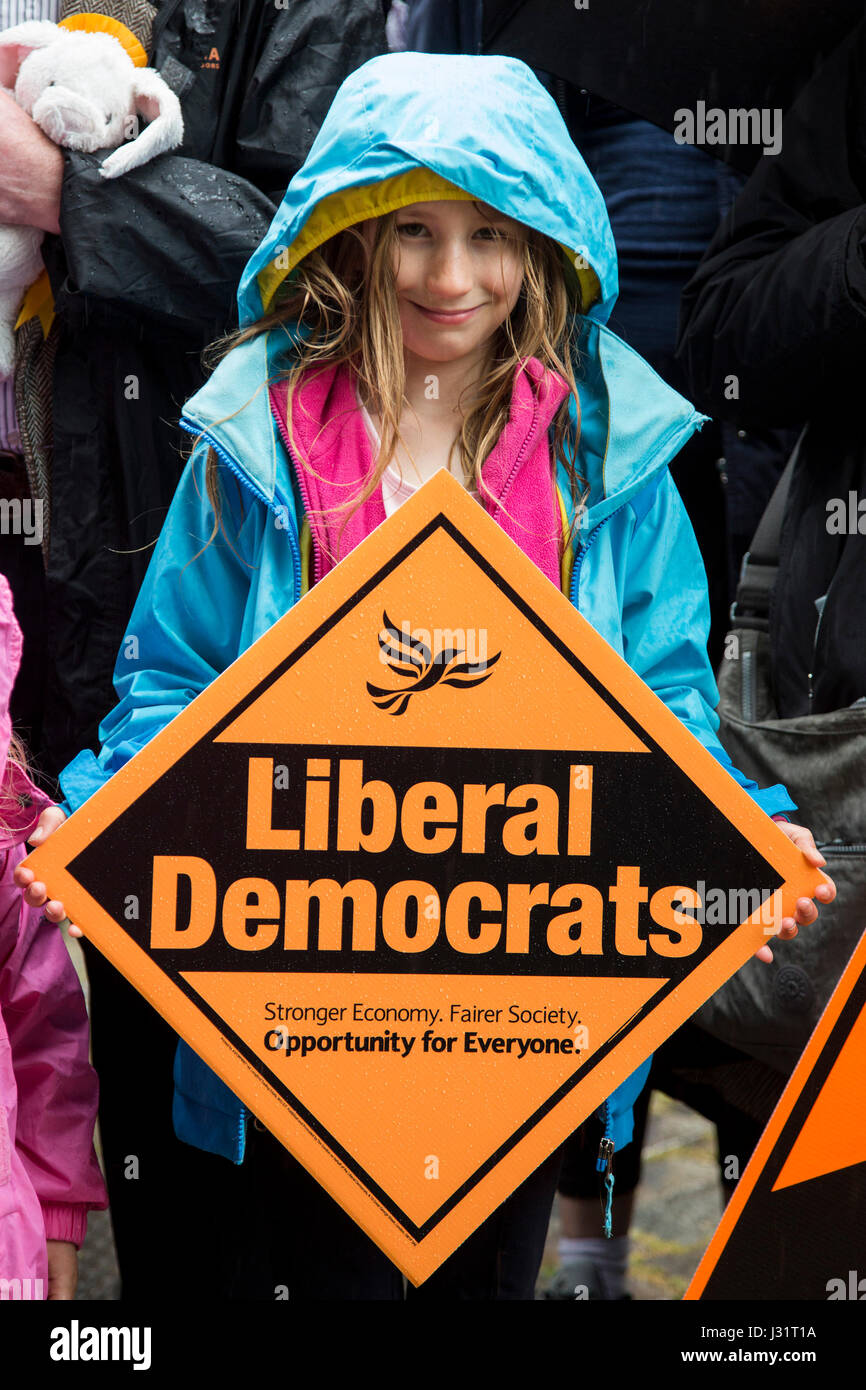 Londra, Regno Unito. Il 1 maggio, 2017. Lib attivisti di DEM in Crouch End. Tim Farron, leader del Partito europeo dei liberali democratici è la campagna a fianco di Londra Nord candidati per le elezioni generali in corrispondenza di Hornsey Town Hall di Crouch End. Credito: Immagini vibranti/Alamy Live News Foto Stock