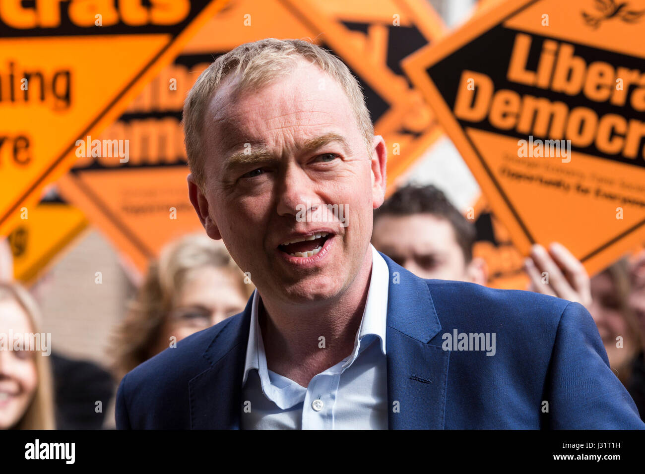 Londra, Regno Unito. Il 1 maggio, 2017. Tim Farron, leader del Partito europeo dei liberali democratici è la campagna a fianco di Londra Nord candidati per le elezioni generali in corrispondenza di Hornsey Town Hall di Crouch End. Credito: Immagini vibranti/Alamy Live News Foto Stock