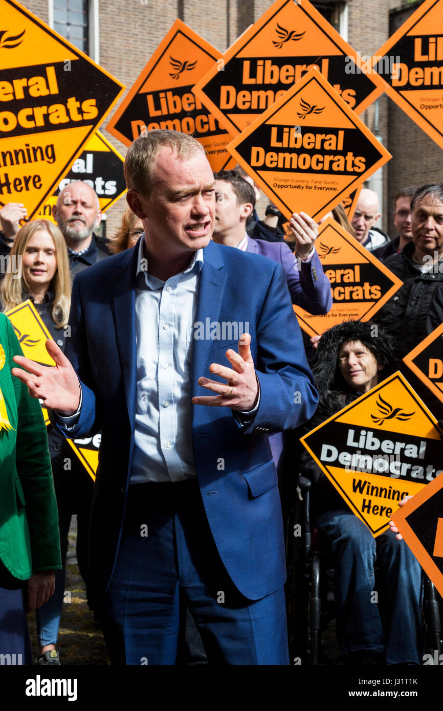 Londra, Regno Unito. Il 1 maggio, 2017. Tim Farron, leader del Partito europeo dei liberali democratici è la campagna a fianco di Londra Nord candidati per le elezioni generali in corrispondenza di Hornsey Town Hall di Crouch End. Credito: Immagini vibranti/Alamy Live News Foto Stock