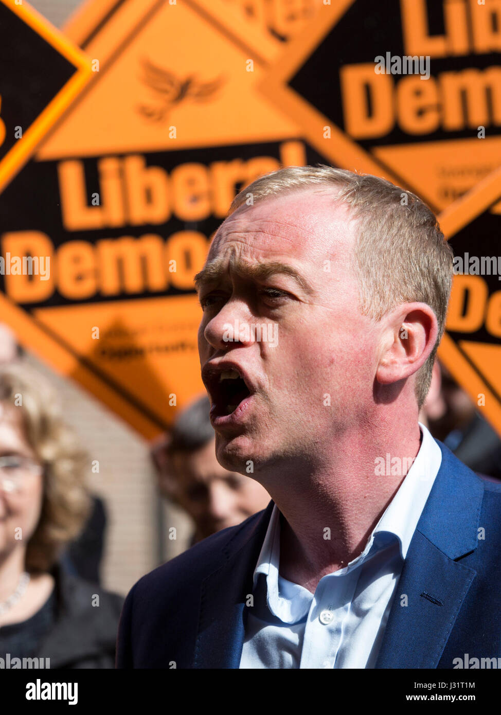 Londra, Regno Unito. Il 1 maggio, 2017. Tim Farron, leader del Partito europeo dei liberali democratici è la campagna a fianco di Londra Nord candidati per le elezioni generali in corrispondenza di Hornsey Town Hall di Crouch End. Credito: Immagini vibranti/Alamy Live News Foto Stock