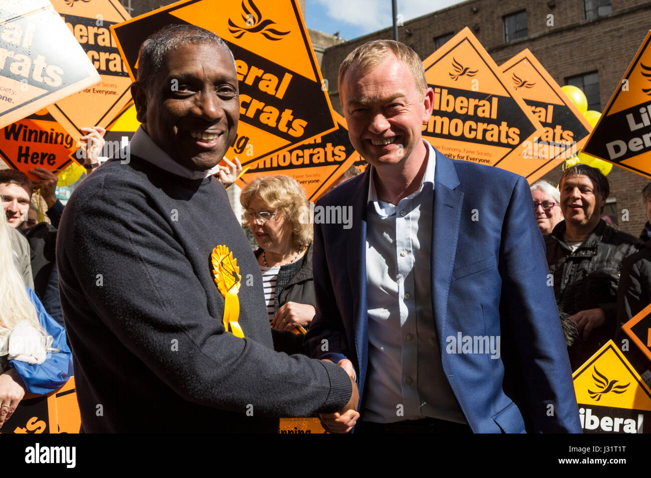 Londra, Regno Unito. Il 1 maggio, 2017. Brian Haley con Tim Farron. Tim Farron, leader del Partito europeo dei liberali democratici è la campagna a fianco di Londra Nord candidati per le elezioni generali in corrispondenza di Hornsey Town Hall di Crouch End. Credito: Immagini vibranti/Alamy Live News Foto Stock