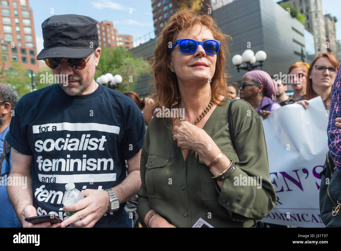 New York, NY, 1 maggio 2017 - Attore e attivista politico Susan Sarandon in un giorno di maggio rally in Union Square Park. ©Stacy Rosenstock Walsh/Alamy Live News Foto Stock