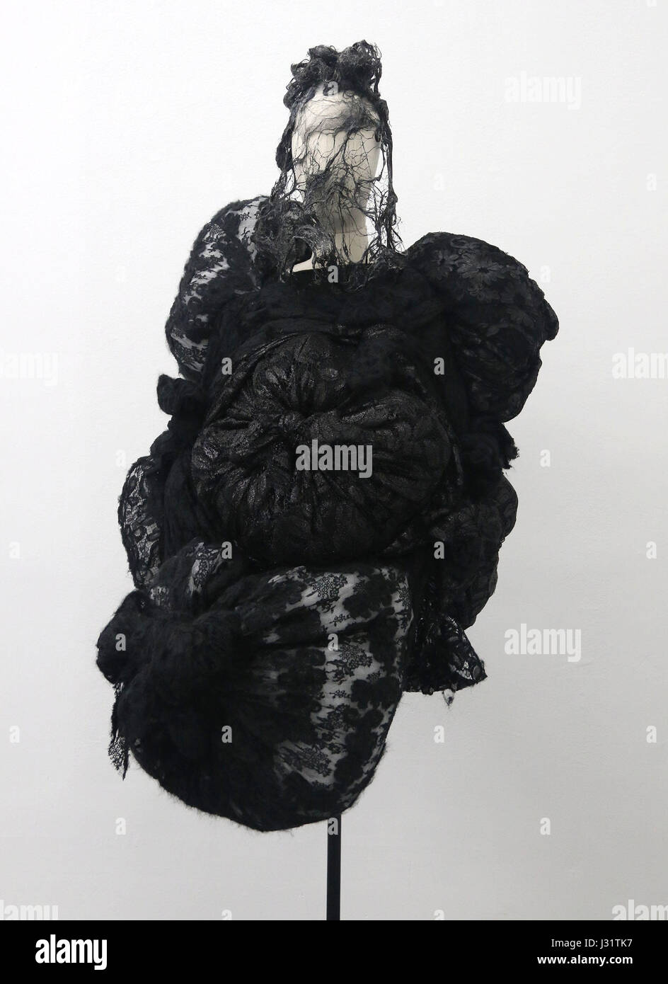 New York, Stati Uniti d'America. Il 1 maggio, 2017. Una vista della moda dei Rei Kawakubo: Comme des Garcons: arte dell'degli spazi interdentali tenutosi presso il Metropolitan Museum of Art per l annuale 2017 Istituto Costume beneficio. Credito: Nancy Kaszerman/ZUMA filo/Alamy Live News Foto Stock