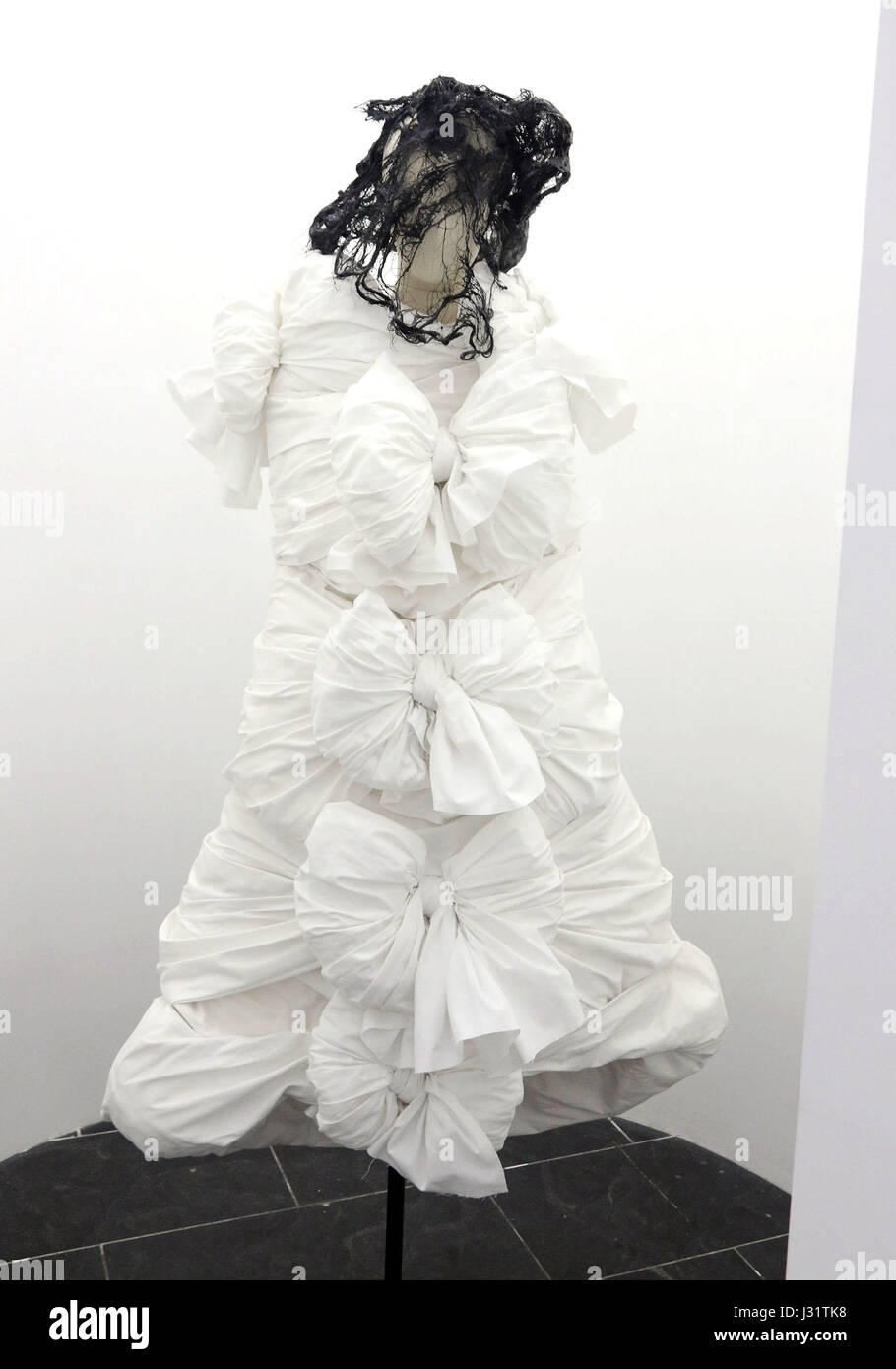 New York, Stati Uniti d'America. Il 1 maggio, 2017. Una vista della moda dei Rei Kawakubo: Comme des Garcons: arte dell'degli spazi interdentali tenutosi presso il Metropolitan Museum of Art per l annuale 2017 Istituto Costume beneficio. Credito: Nancy Kaszerman/ZUMA filo/Alamy Live News Foto Stock