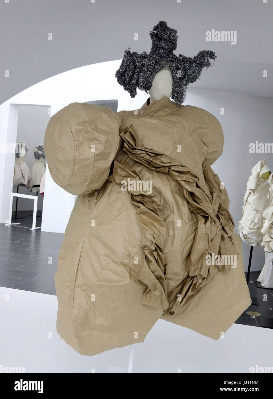 New York, Stati Uniti d'America. Il 1 maggio, 2017. Una vista di mode del Rei Kawakubo: Comme des Garcons: arte dell'degli spazi interdentali tenutosi presso il Metropolitan Museum of Art per l annuale 2017 Istituto Costume beneficio. Credito: Nancy Kaszerman/ZUMA filo/Alamy Live News Foto Stock