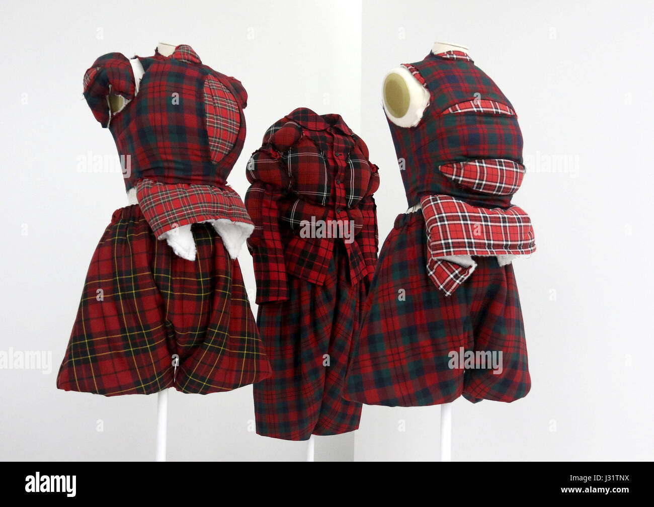 New York, Stati Uniti d'America. Il 1 maggio, 2017. Una vista di mode del Rei Kawakubo: Comme des Garcons: arte dell'degli spazi interdentali tenutosi presso il Metropolitan Museum of Art per l annuale 2017 Istituto Costume beneficio. Credito: Nancy Kaszerman/ZUMA filo/Alamy Live News Foto Stock