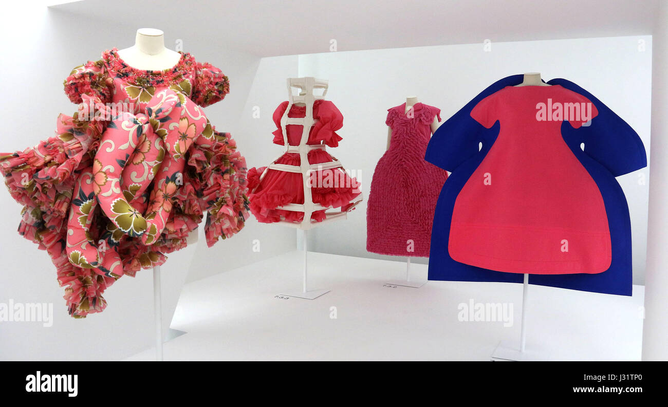 New York, Stati Uniti d'America. Il 1 maggio, 2017. Una vista di mode del Rei Kawakubo: Comme des Garcons: arte dell'degli spazi interdentali tenutosi presso il Metropolitan Museum of Art per l annuale 2017 Istituto Costume beneficio. Credito: Nancy Kaszerman/ZUMA filo/Alamy Live News Foto Stock