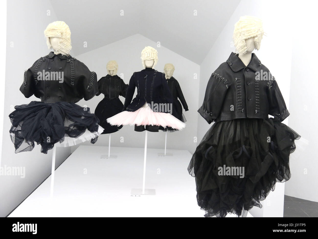 New York, Stati Uniti d'America. Il 1 maggio, 2017. Una vista di mode del Rei Kawakubo: Comme des Garcons: arte dell'degli spazi interdentali tenutosi presso il Metropolitan Museum of Art per l annuale 2017 Istituto Costume beneficio. Credito: Nancy Kaszerman/ZUMA filo/Alamy Live News Foto Stock